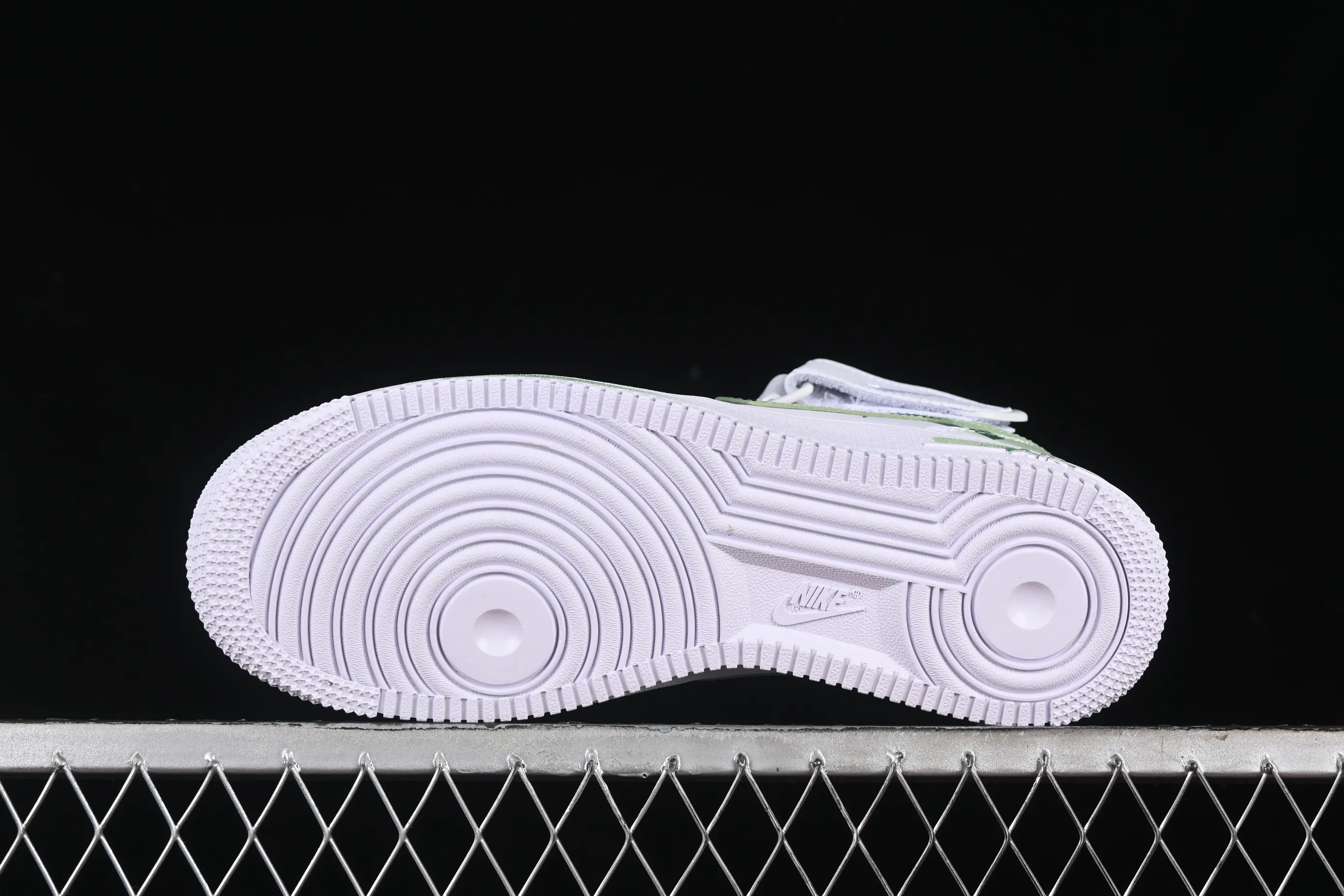 All categories Nk Air Force 1 Air Force series Nk Air Force 1 Mid Air Force mid-top Nk Air Force 1'07 Mid White and green hand-painted Hand-painted fracture Triple hook shadow Air Force 1 strap mid-top casual sneakers CW2289-111